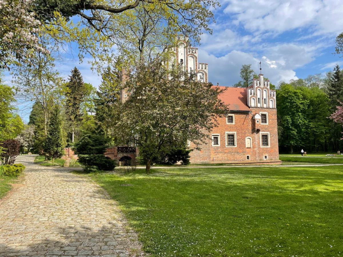 Zamek Na Wodzie W Wojnowicach Bed & Breakfast Wojnowice  Exterior photo
